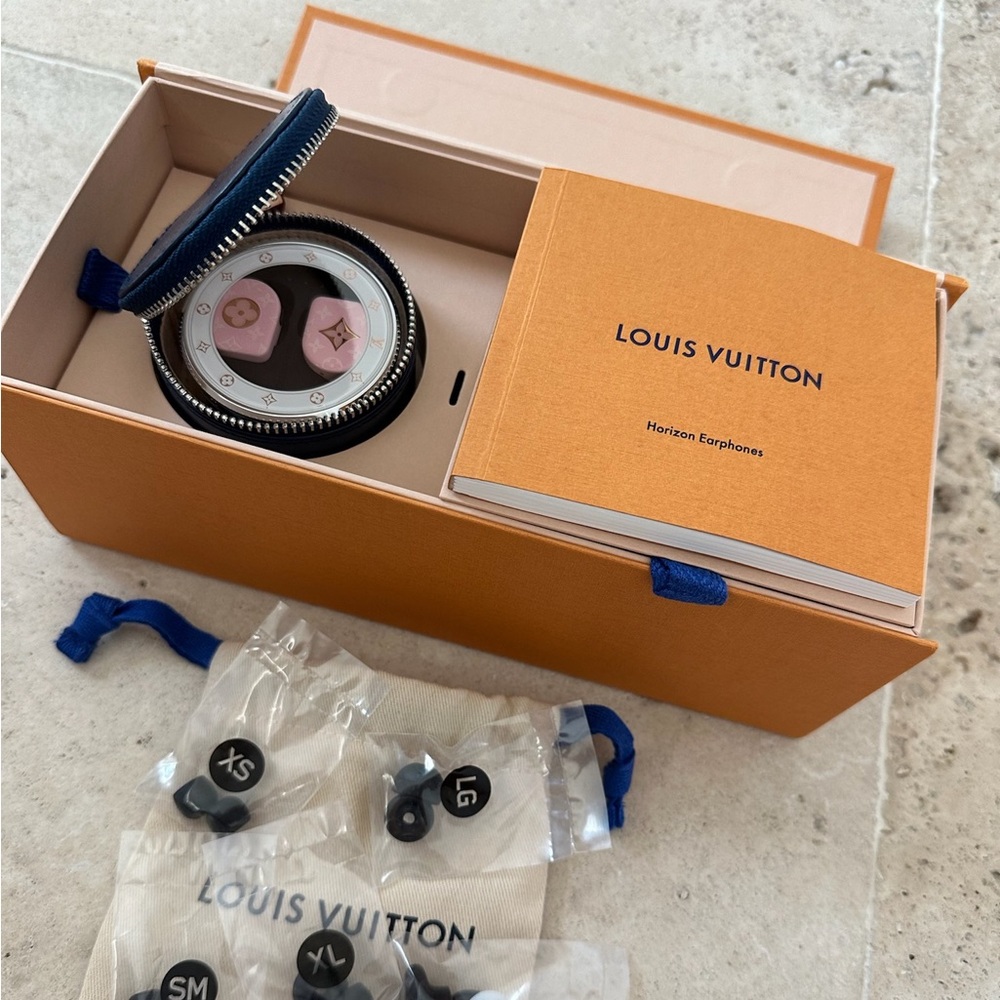 LOUIS VUITTON bluetooth earbuds - Picture 4 of 5